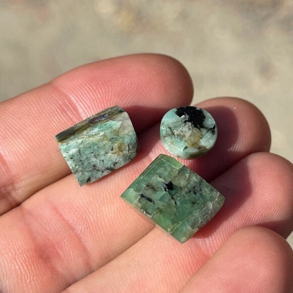 28.50cts Emerald Parcel - Custom Cut in display case - Picture 3 of 10